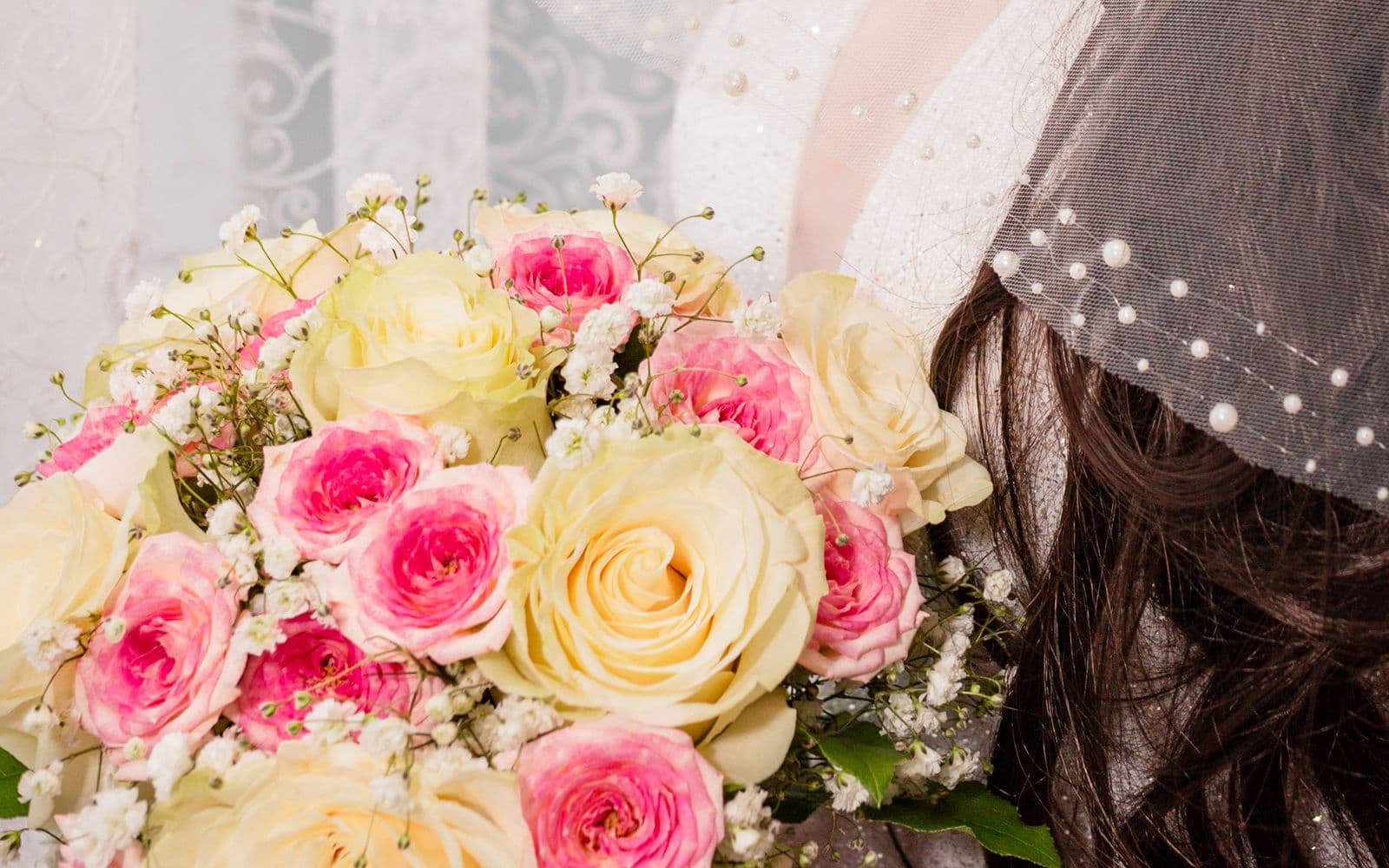Buquê de rosas e véu da noiva